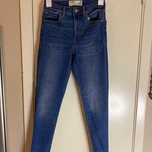 HIGH RISE SKINNY JEANS